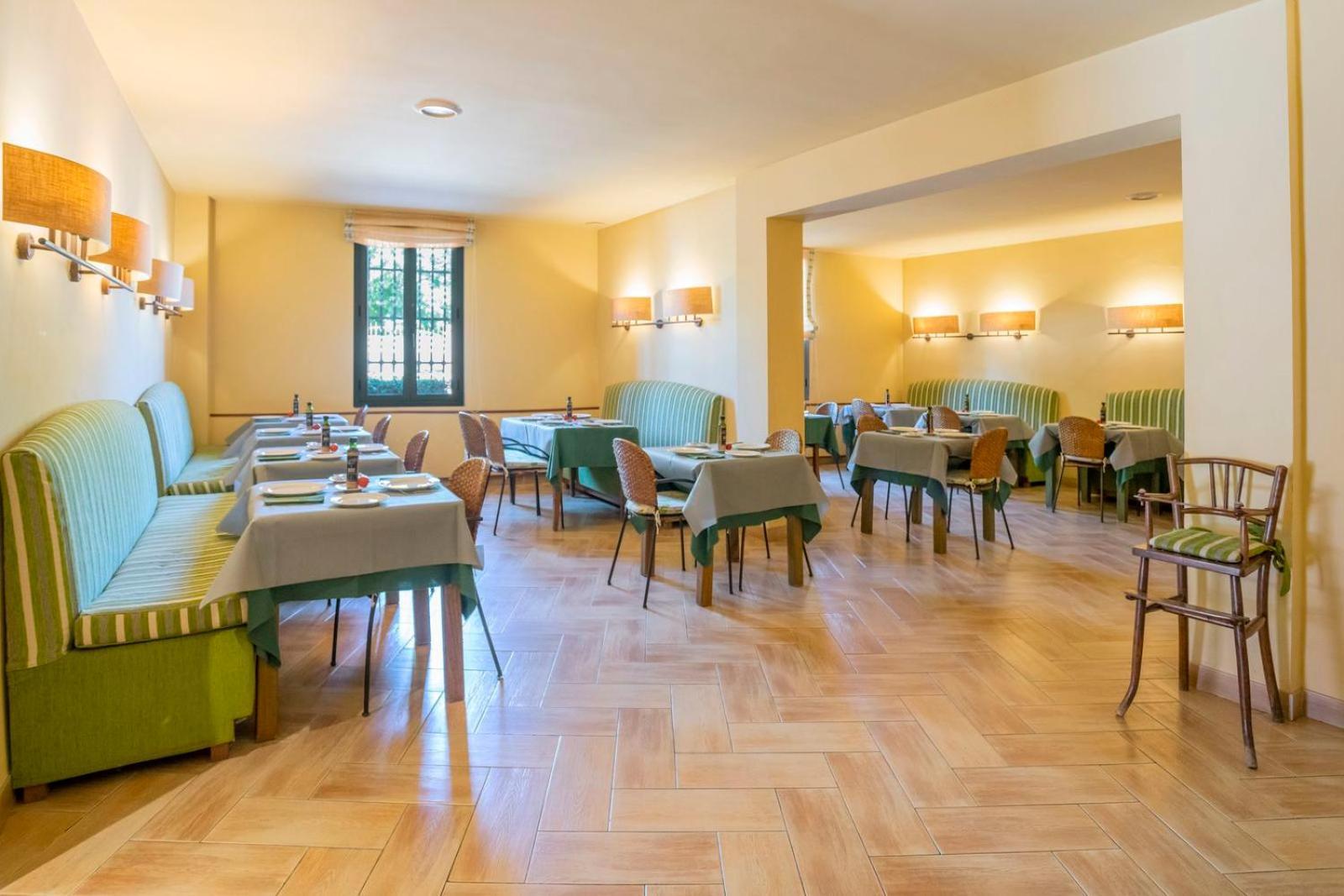 Apartaments Suites Sant Jordi Montbrio del Camp Luaran gambar