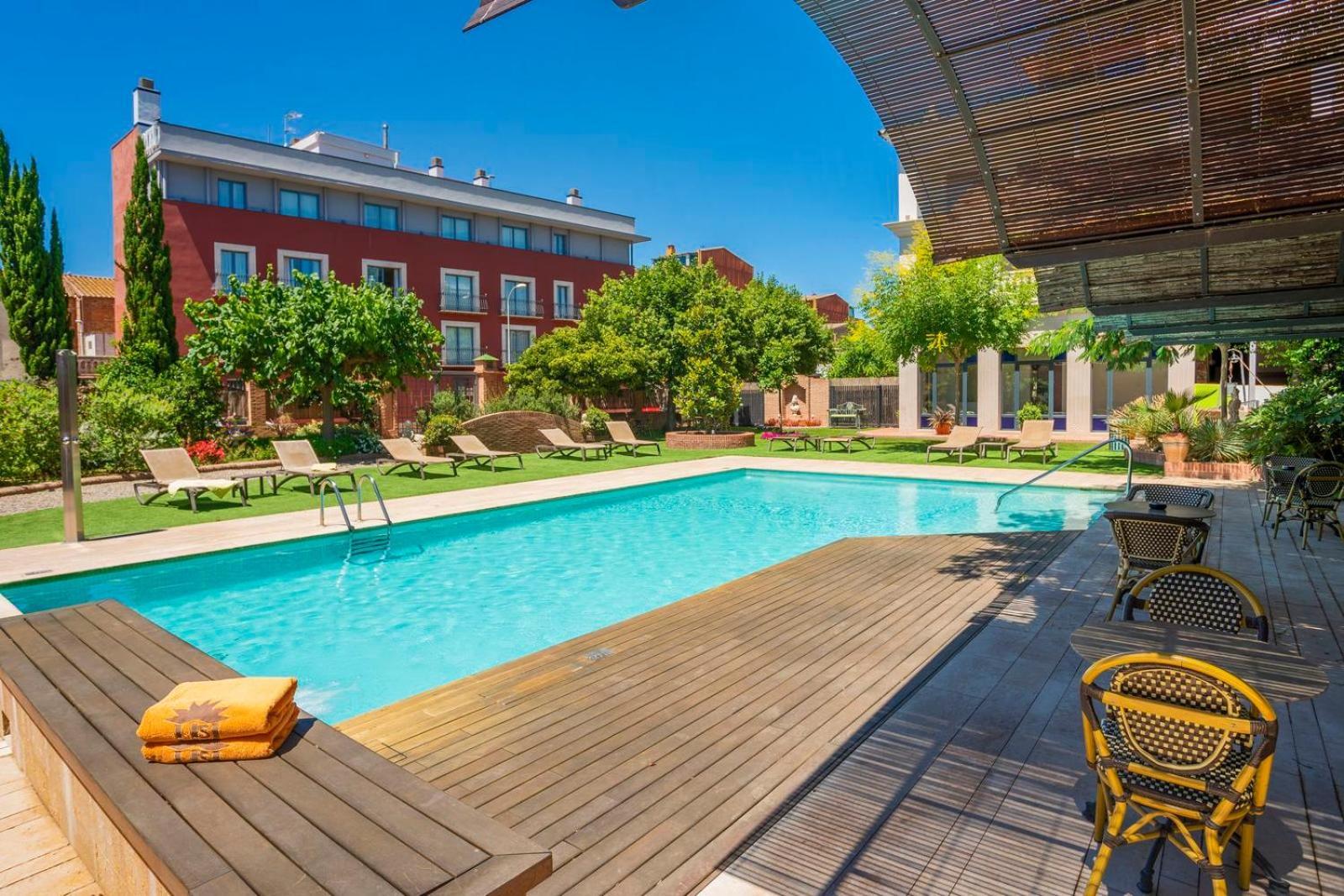Apartaments Suites Sant Jordi Montbrio del Camp Luaran gambar
