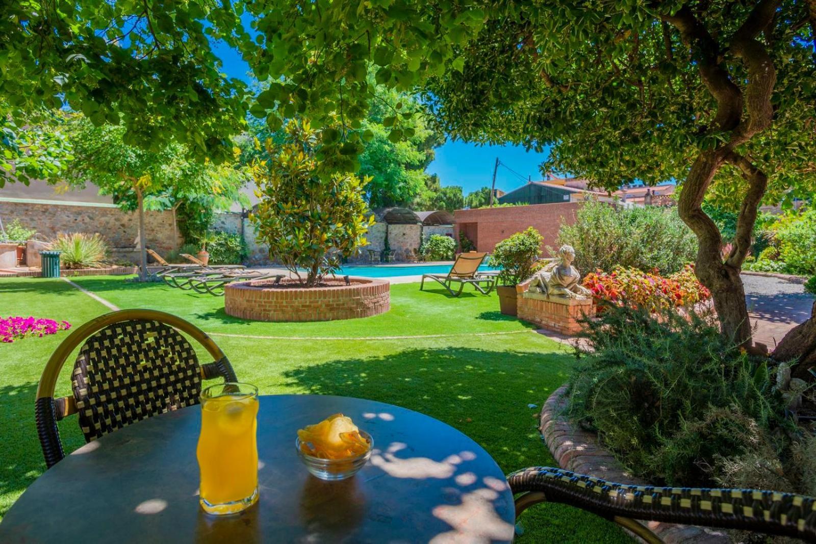 Apartaments Suites Sant Jordi Montbrio del Camp Luaran gambar