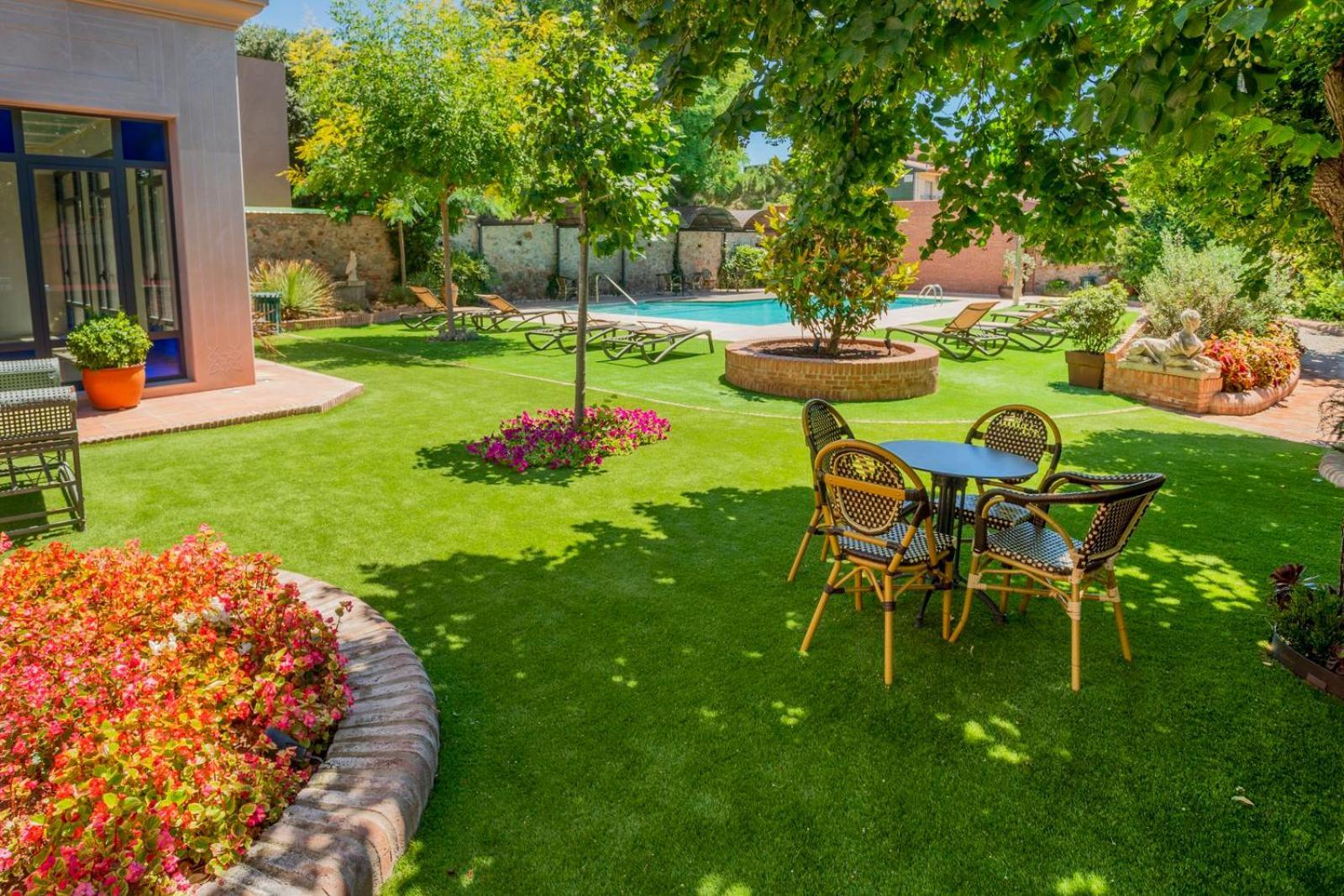 Apartaments Suites Sant Jordi Montbrio del Camp Luaran gambar