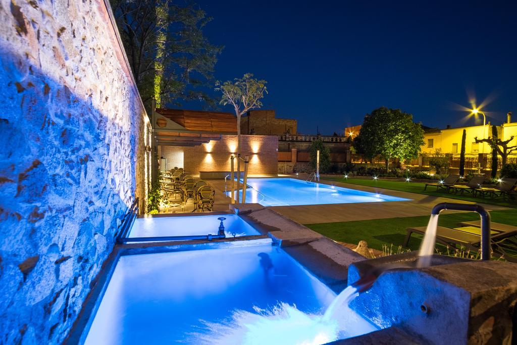 Apartaments Suites Sant Jordi Montbrio del Camp Luaran gambar