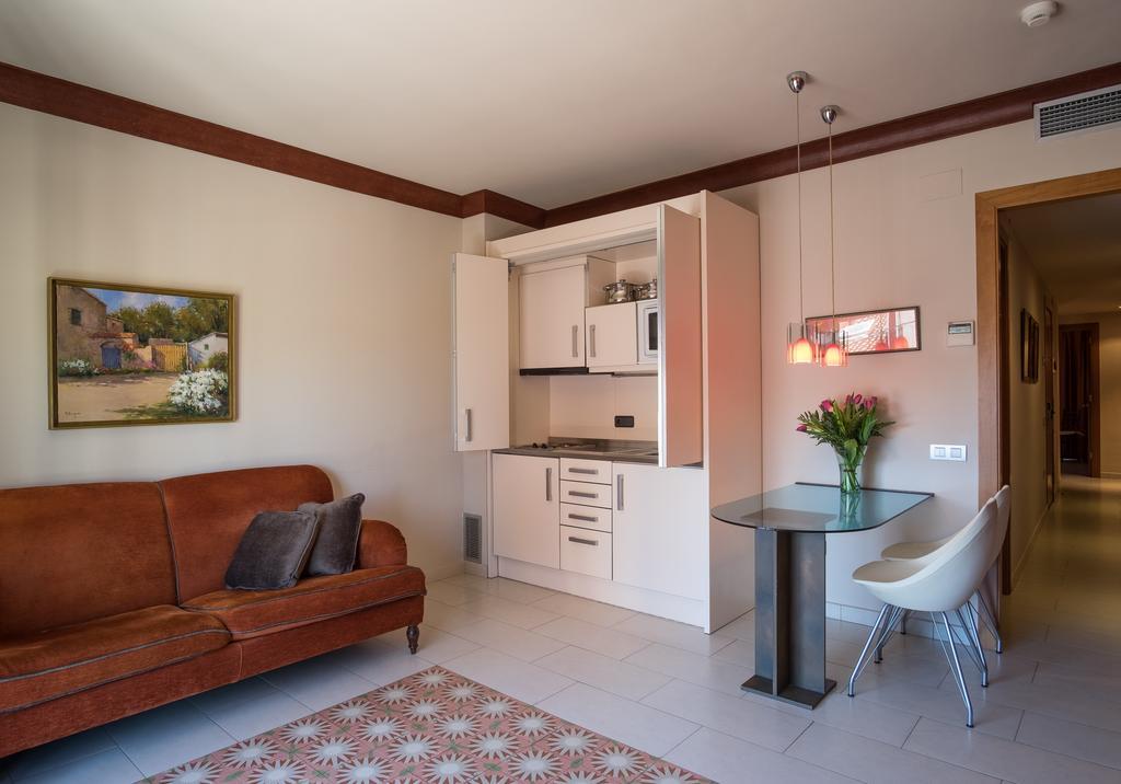Apartaments Suites Sant Jordi Montbrio del Camp Luaran gambar