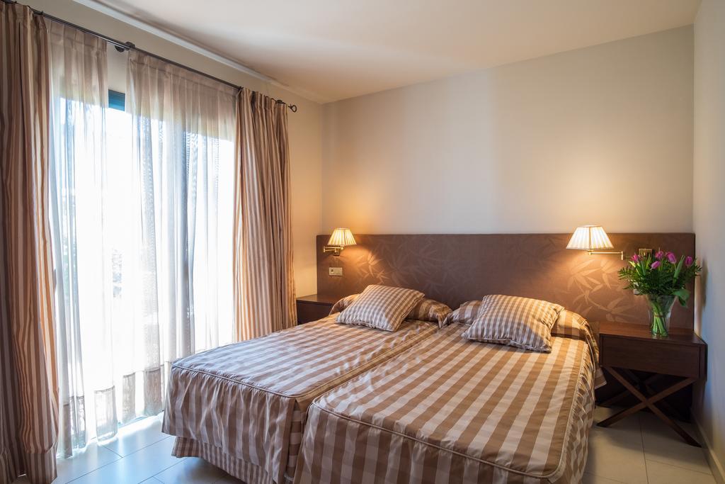 Apartaments Suites Sant Jordi Montbrio del Camp Luaran gambar