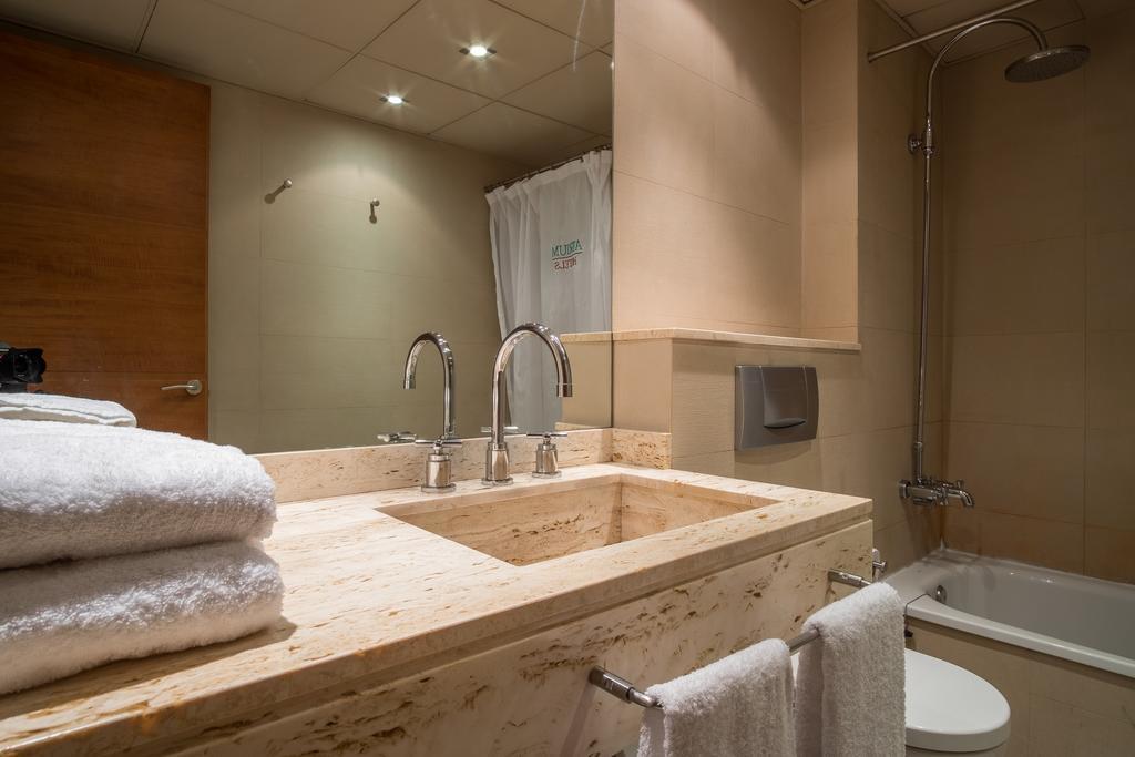 Apartaments Suites Sant Jordi Montbrio del Camp Luaran gambar