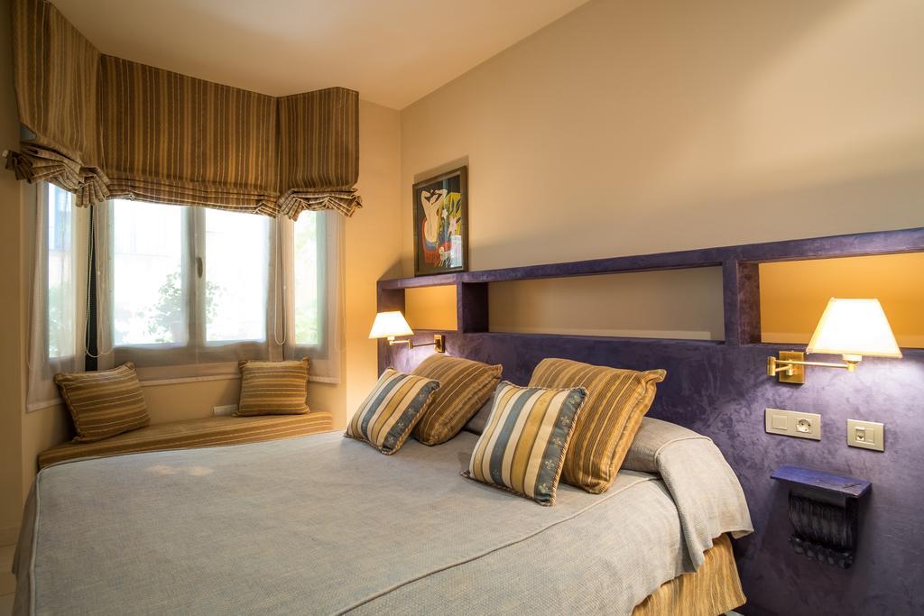 Apartaments Suites Sant Jordi Montbrio del Camp Luaran gambar