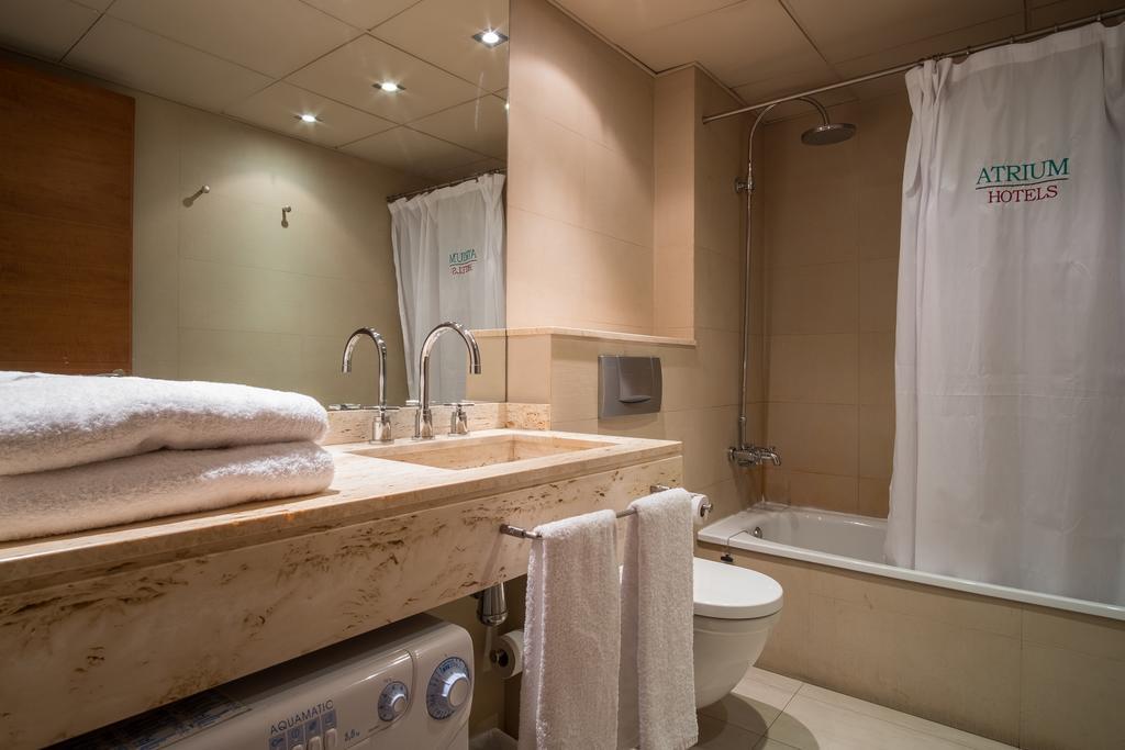 Apartaments Suites Sant Jordi Montbrio del Camp Luaran gambar