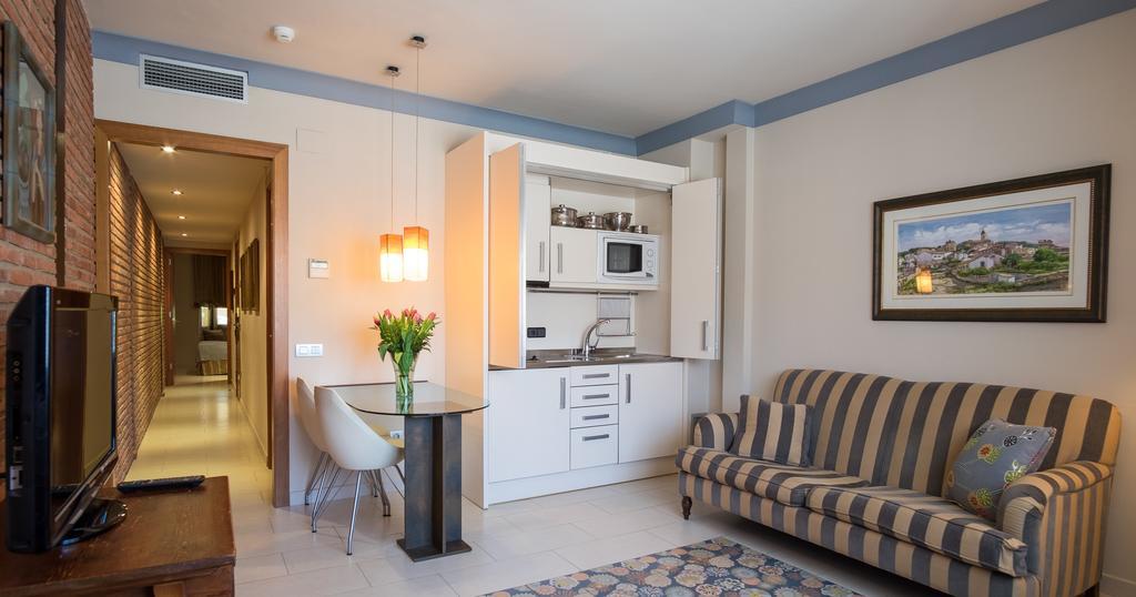 Apartaments Suites Sant Jordi Montbrio del Camp Luaran gambar
