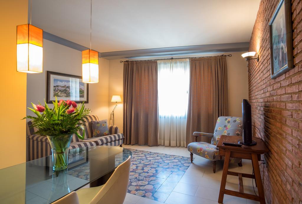 Apartaments Suites Sant Jordi Montbrio del Camp Luaran gambar