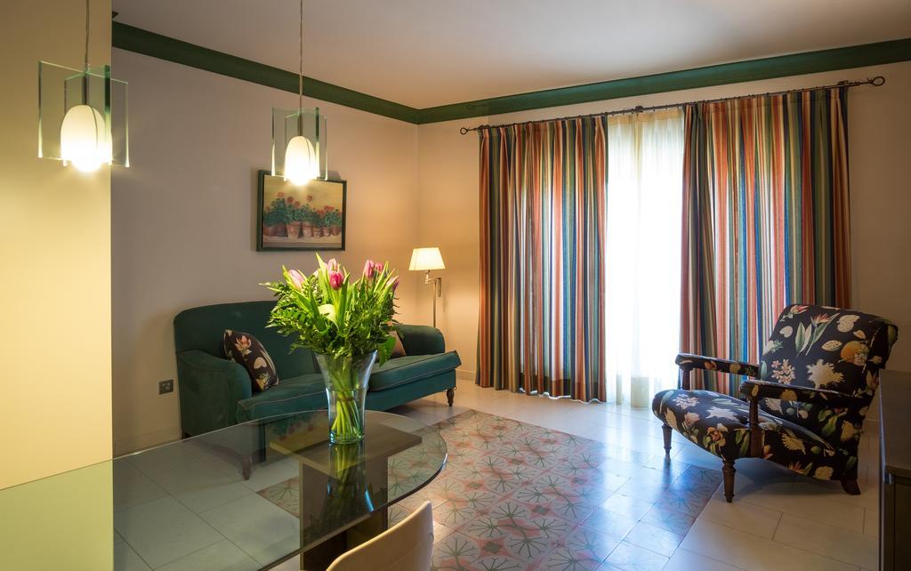 Apartaments Suites Sant Jordi Montbrio del Camp Luaran gambar