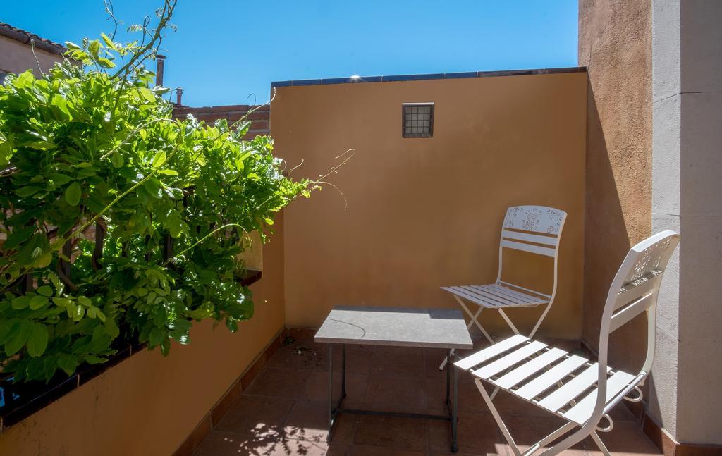 Apartaments Suites Sant Jordi Montbrio del Camp Luaran gambar