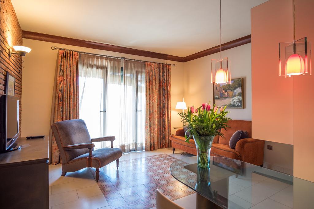 Apartaments Suites Sant Jordi Montbrio del Camp Luaran gambar