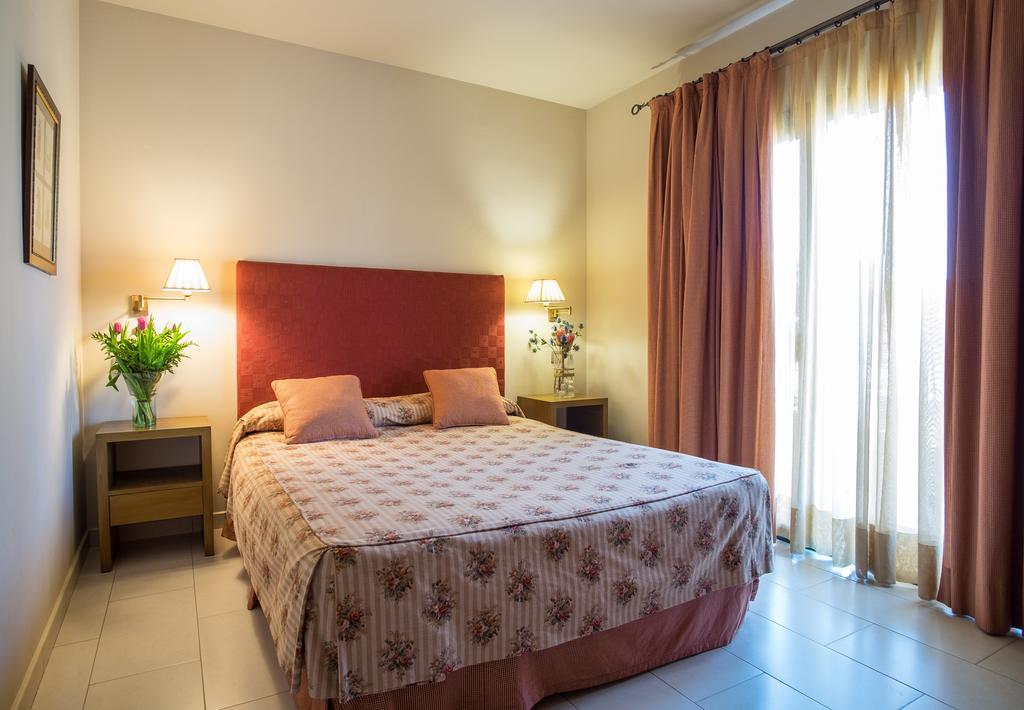 Apartaments Suites Sant Jordi Montbrio del Camp Luaran gambar
