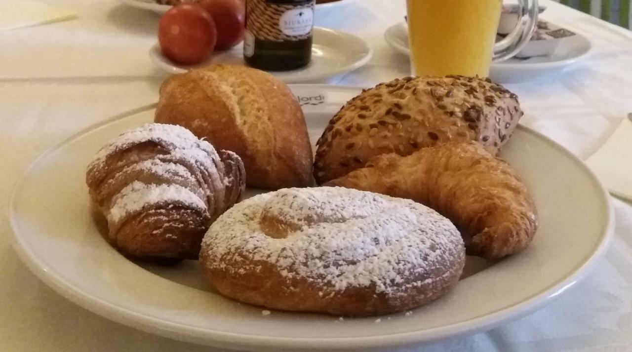 Apartaments Suites Sant Jordi Montbrio del Camp Luaran gambar